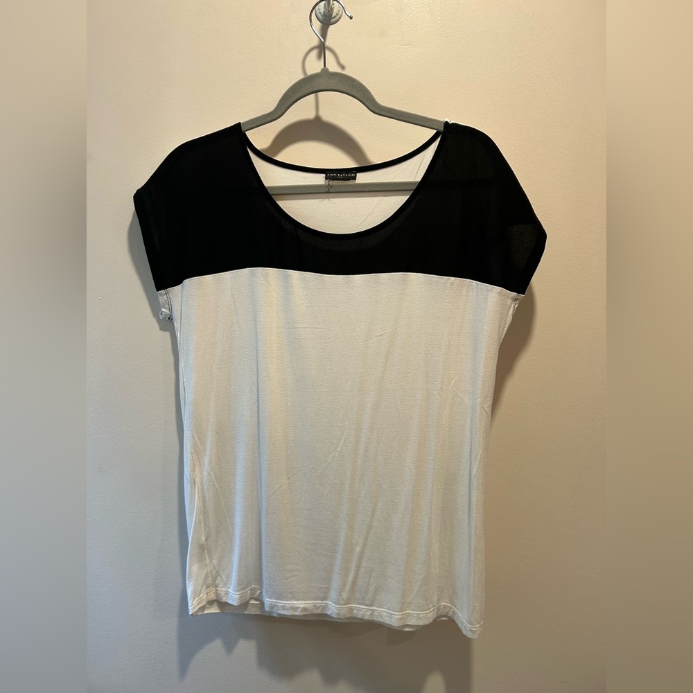 Ann Taylor Black and White Short Sleeve Tee